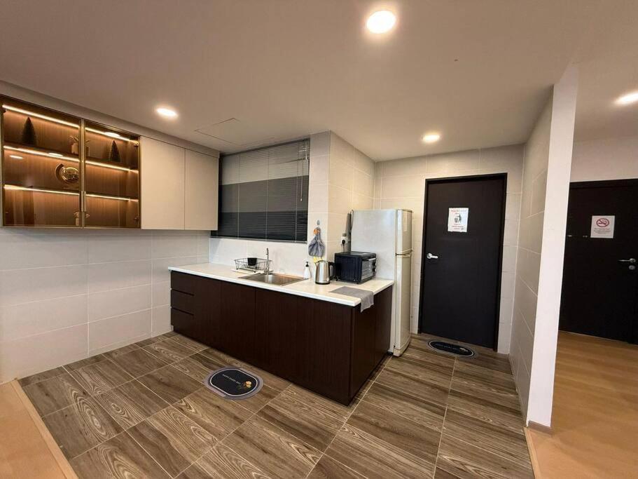 Free Parking, 2-10 Pax, 3 2 Bathrooms, Vivacity Jazz 2 Apartment Kuching